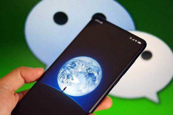 为什么，在陌陌附近人，聊天，你问她要微信号，你加她，她在问你什么微信名，然后她把你拉黑了。为什么？